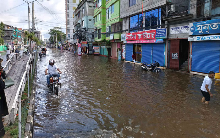 বরিশাল নগরীর বিভিন্ন সড়কে হাঁটু সমান পানি, ভোগান্তিতে নগরবাসী