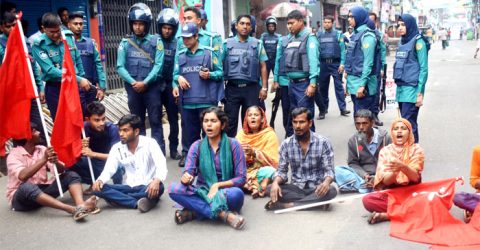 বরিশালে হরতালের পক্ষে সড়কে পিকেটিং করেন বাম গণতান্ত্রিক জোট