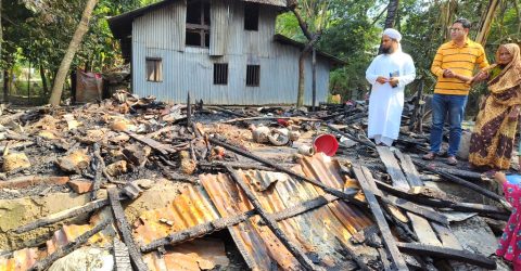 আমতলীর লোছা গ্রামে বিদ্যুতের আগুনে বিধবার ঘর পুরে ছাই