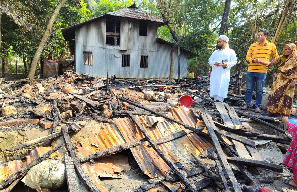 আমতলীর লোছা গ্রামে বিদ্যুতের আগুনে বিধবার ঘর পুরে ছাই