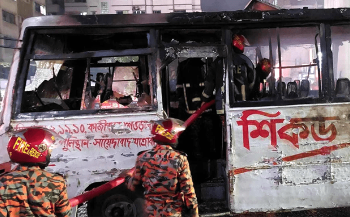 অবরোধের প্রথম দিনে রাজধানীর মিরপুরে বাসে আগুন