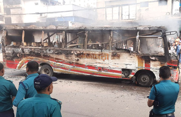 রাজধানীর বিজয়নগরে আজমেরি পরিবহনের একটি বাসে আগুন