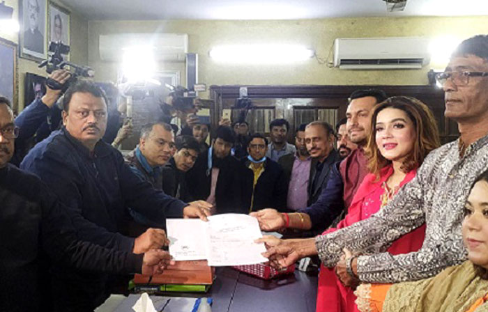 আওয়ামী লীগের মনোনয়ন ফরম সংগ্রহ করলেন মাহিয়া মাহি