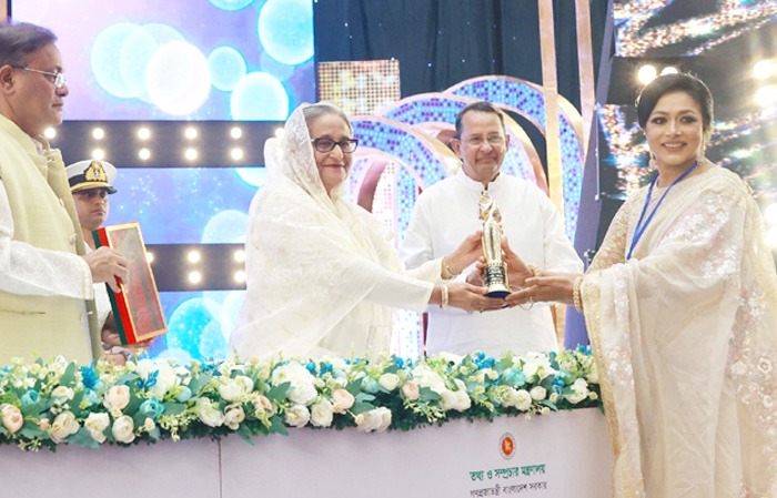 বিজয়ীদের হাতে জাতীয় চলচ্চিত্র পুরস্কার তুলে দিলেন প্রধানমন্ত্রী