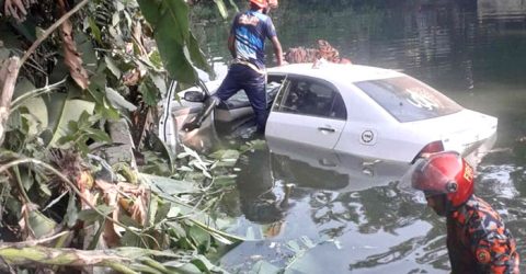 বরিশালের গৌরনদীতে ভ্যানকে ধাক্কা দিয়ে পুকুরে প্রাইভেটকার