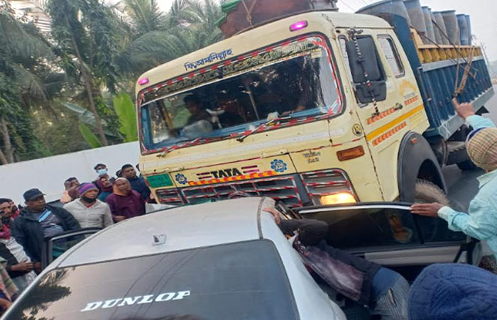 সাতক্ষীরায় তেলবাহী ট্রাকের ধাক্কায় প্রাইভেটকারকে দুই আরোহী নিহত