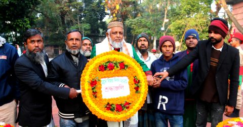 ১৬ ডিসেম্বর বিজয় দিসব উপলক্ষে শ্রদ্ধাঞ্জলি নিবেদন করেন সমাজসেবক আব্দুল হান্নান সিকদার।