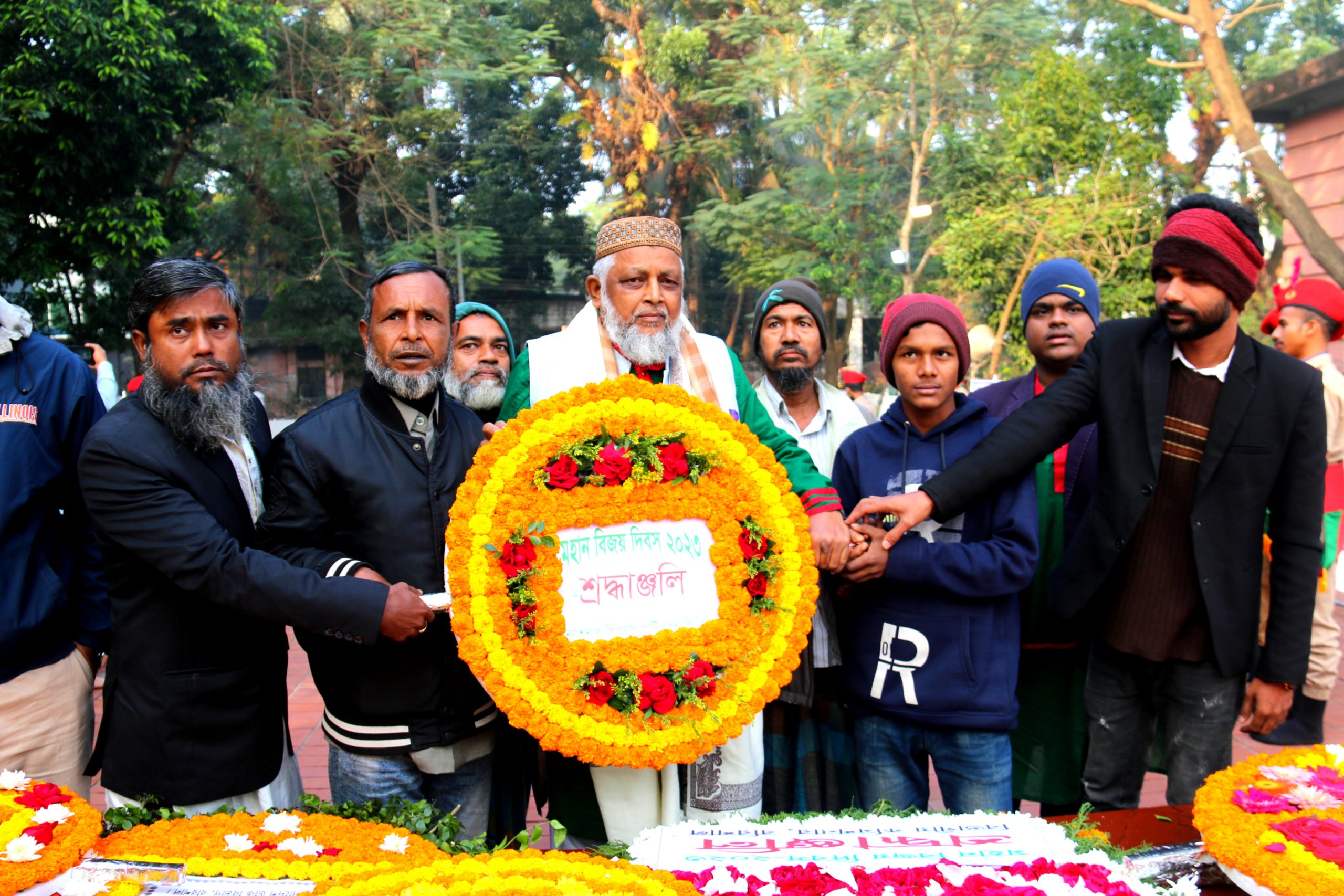 ১৬ ডিসেম্বর বিজয় দিসব উপলক্ষে শ্রদ্ধাঞ্জলি নিবেদন করেন সমাজসেবক আব্দুল হান্নান সিকদার।