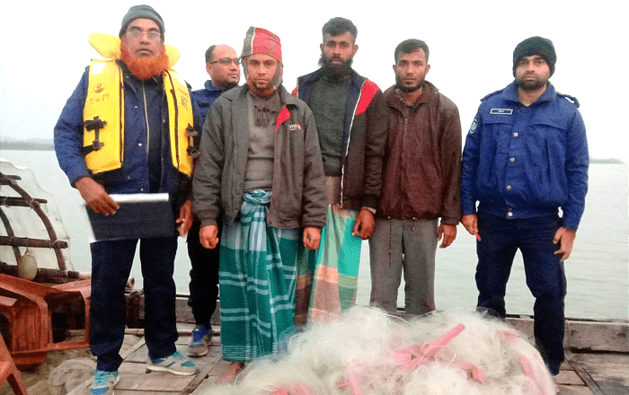 বরিশালে নৌপুলিশের পৃথক অভিযানে কারেন্ট জাল-মাছ সহ আটক ১৪