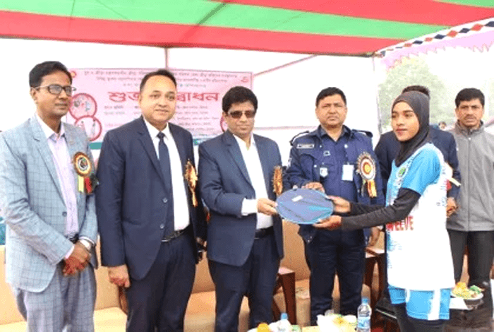 বরিশালে অ্যাথলেটিক্স ও গ্রামীণ প্রতিযোগিতায় বিজয়ীদের মাঝে পুরস্কার বিতরণ