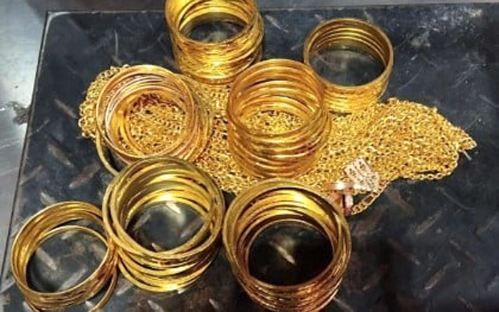 চট্টগ্রামে বিমানের সিটের নিচে মিলল সাড়ে ৪ কেজি স্বর্ণ