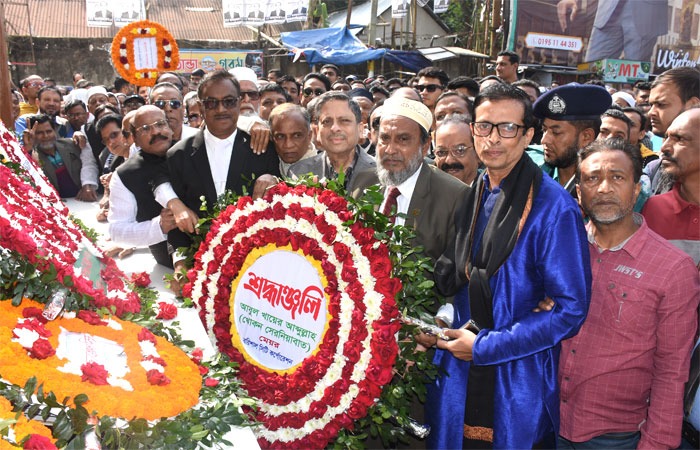 বরিশালে স্বদেশ প্রত্যাবর্তন দিবসে বঙ্গবন্ধুর প্রতিকৃতিতে আওয়ামী লীগের শ্রদ্ধা