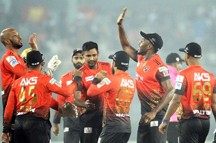 ফরচুন বরিশালকে ৪ উইকেটে হারাল কুমিল্লা ভিক্টোরিয়ান্স