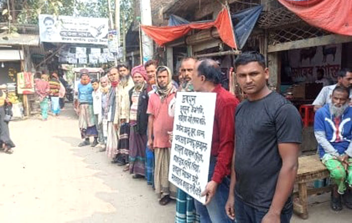 বরিশালের মেহেন্দিগঞ্জে দ্রব্যমূল্য নিয়ন্ত্রণের দাবিতে মানববন্ধন