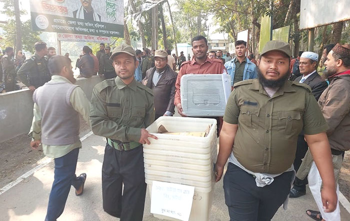 জাতীয় সংসদ নির্বাচন: বরিশালে কেন্দ্রে যাচ্ছে নির্বাচনী সরঞ্জাম