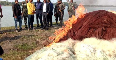 বরিশালের তিনটি নদীতে অভিযানে ২৫ লাখ টাকার অবৈধ জাল জব্দ