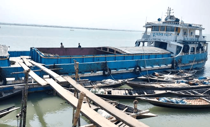 হিজলায় সরকারি চালভর্তি কার্গোয় ‘ডাকাতি’, অভিযোগের বিষয়ে সন্দেহ আছে পুলিশের