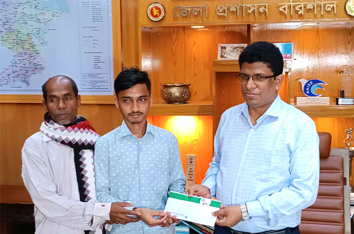 মেধাবী শিক্ষার্থী সাব্বিরের পাশে দাঁড়িয়েছেন জেলা প্রশাসক