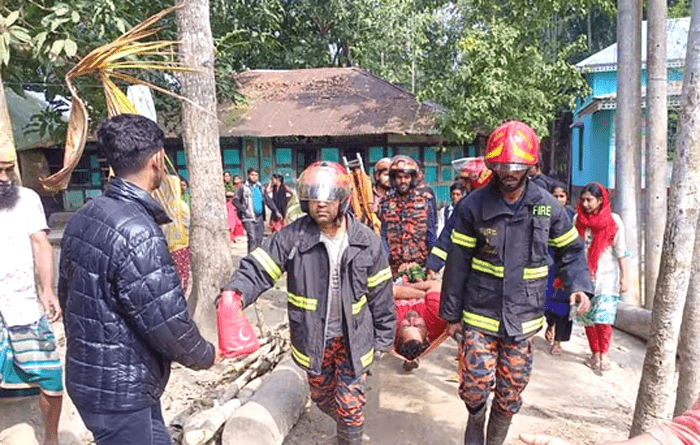 বরিশালের গৌরনদীতে ককটেল বিস্ফোরণ ২ পুলিশসহ আহত ৩