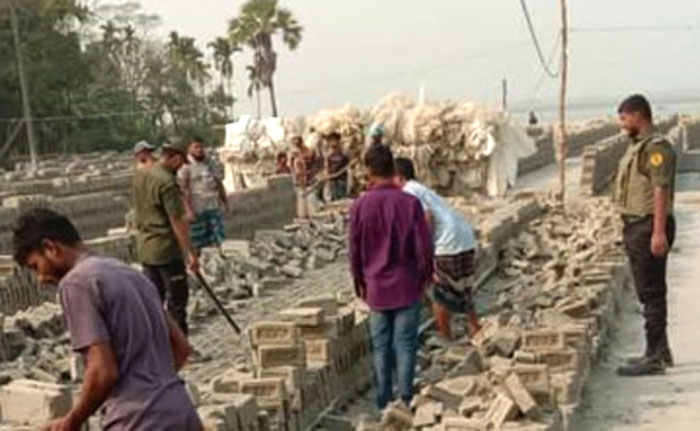 বরিশালের হিজলায় অবৈধ ইটভাটায় বিরুদ্ধে উপজেলা প্রশাসনের অভিযান