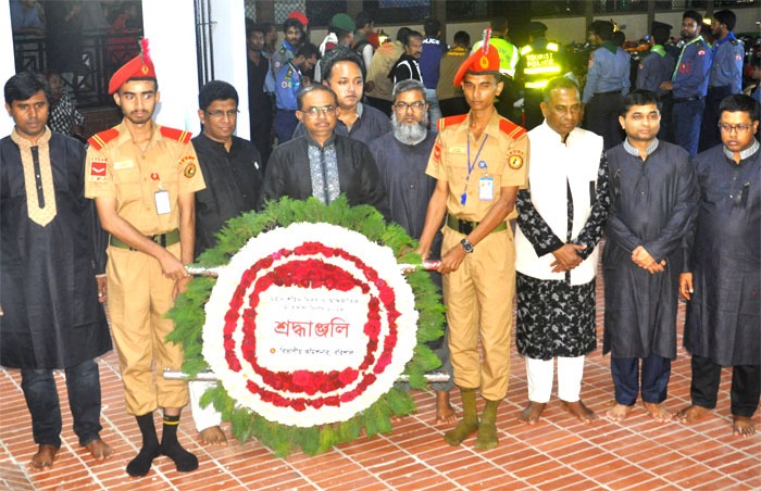 বরিশালে যথাযোগ্য মর্যদায় কেন্দ্রীয় শহীদ মিনারে ফুলের শ্রদ্ধার মাধ্যমে আন্তর্জাতিক মাতৃভাষা দিবস পালিত