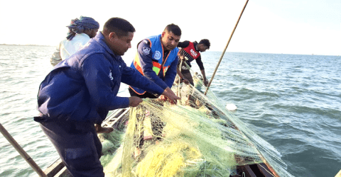 বরিশালে পৃথক অভিযানে কারেন্ট জাল ও মাছ সহ আটক ২২