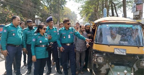 বরিশাল নগরের ফুটপাত দখলমুক্ত করতে ট্র্যাফিক পুলিশের উচ্ছেদ অভিযান