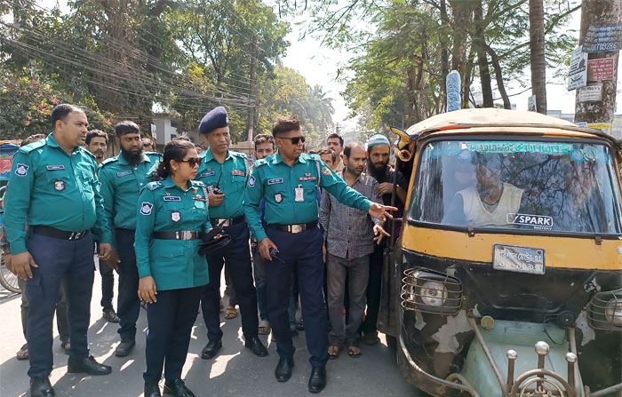 বরিশাল নগরের ফুটপাত দখলমুক্ত করতে ট্র্যাফিক পুলিশের উচ্ছেদ অভিযান