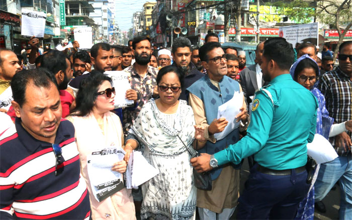 বরিশালে মহানগর বিএনপির আয়োজনে লিফলেট বিতরন