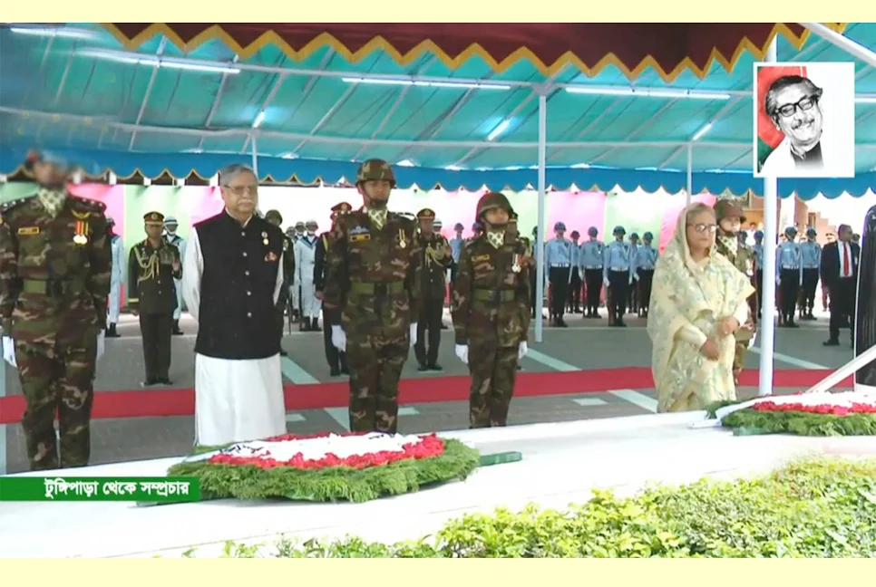 টুঙ্গিপাড়ায় বঙ্গবন্ধুর সমাধিতে শ্রদ্ধা নিবেদন প্রধানমন্ত্রী
