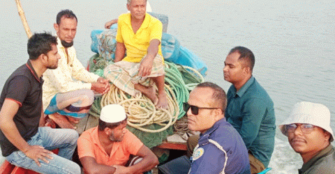 বরিশালের মুলাদীতে বিপুল পরিমাণ অবৈধ জালসহ আটক তিন জেলে