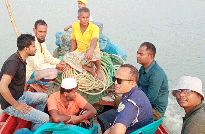 বরিশালের মুলাদীতে বিপুল পরিমাণ অবৈধ জালসহ আটক তিন জেলে