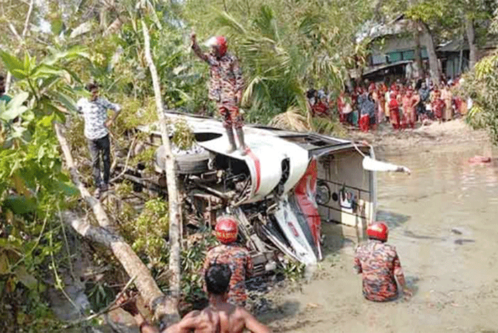 বরিশালের উজিরপুরে পথচারীকে চাপা দিয়ে যাত্রীবাহী বাস পুকুরে, নিহত ২