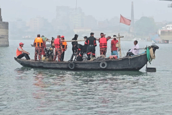 ভৈরবে ট্রলারডুবি : নিখোঁজ ছয়জনকে উদ্ধারে দ্বিতীয় দিনের অভিযান শুরু