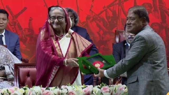 ১০ বিশিষ্ট ব্যক্তির হাতে স্বাধীনতা পুরস্কার তুলে দিলেন শেখ হাসিনা