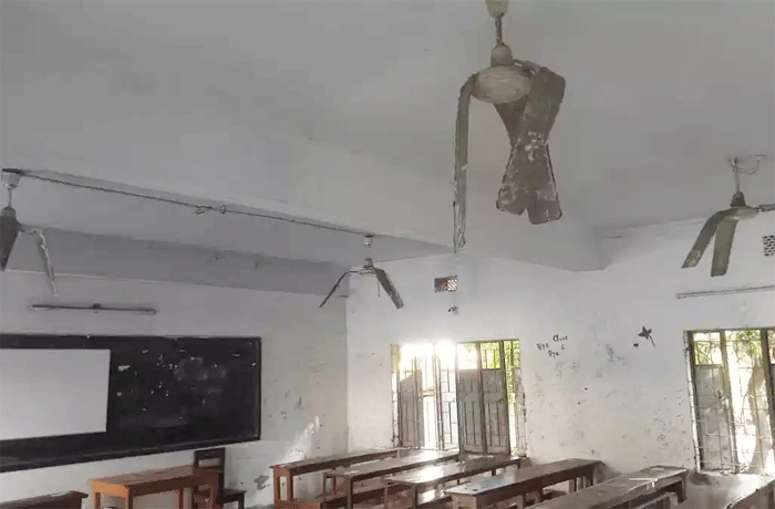 বরিশালের ঝালকাঠিতে এসএসসি পরীক্ষার শেষ দিন কেন্দ্রে পরীক্ষার্থীদের ভাঙচুর