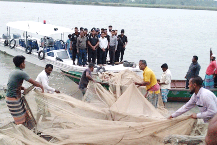 বরিশালের ৩ নদীতে অভিযানে কোটি টাকা মূল্যের অবৈধ জাল জব্দ