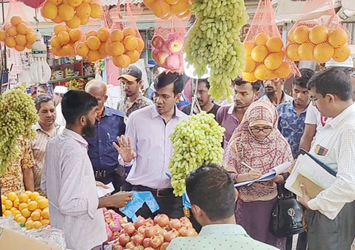 পটুয়াখালীর কলাপাড়ায় বেশি দামে খেজুর বিক্রি করায় ৯ ব্যবসায়ীকে জরিমানা