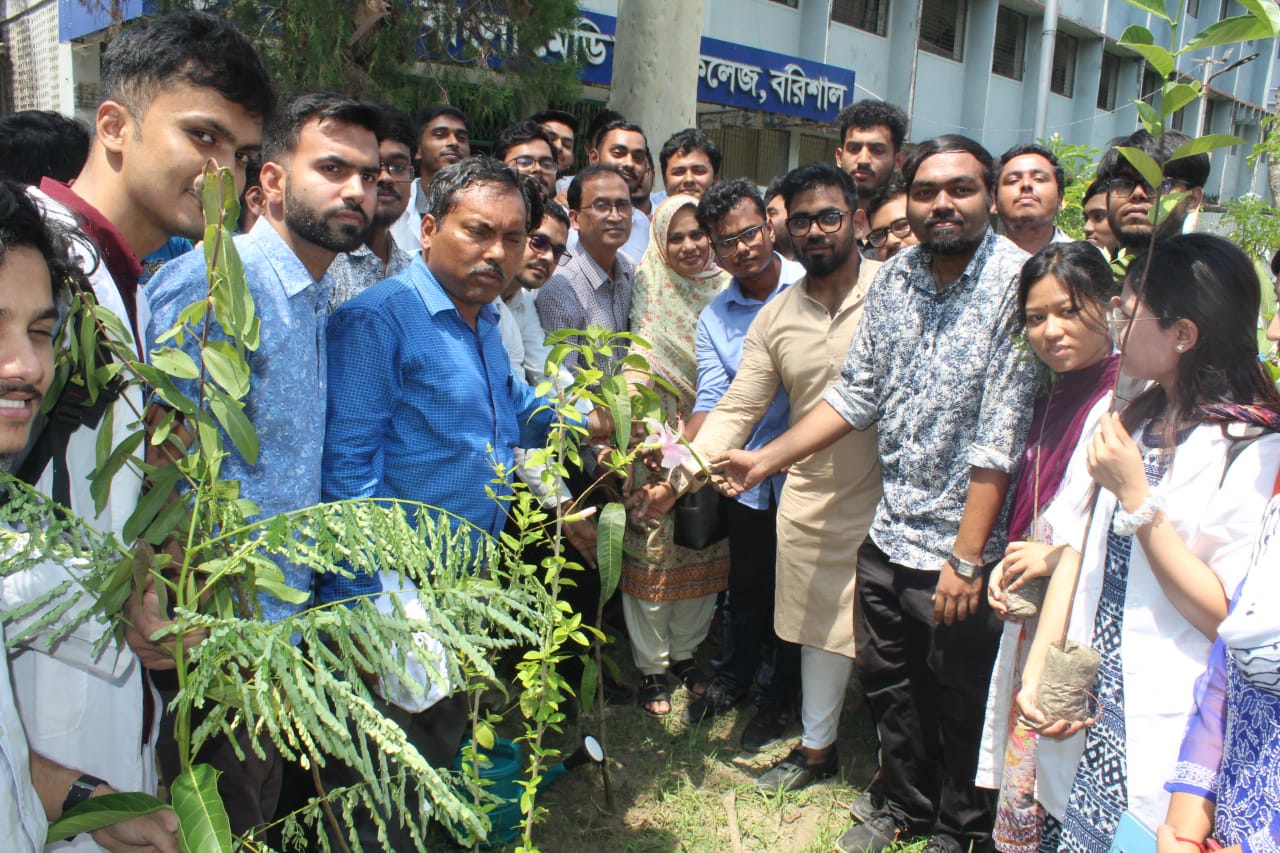 বরিশাল শের-ই- বাংলা মেডিকেল কলেজ ছাত্রলীগের উদ্যোগে বৃক্ষরোপণ কর্মসূচী পালন