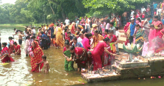 বরিশালের ঐতিহ্যবাহী দুর্গাসাগরে অষ্টমী স্নানোৎসব অনুষ্ঠিত