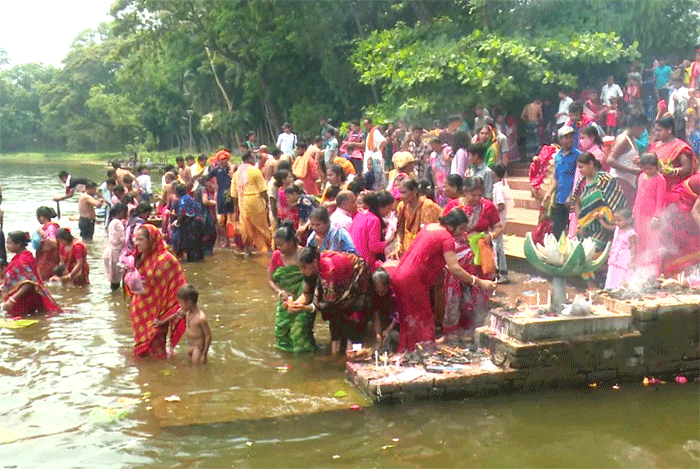 বরিশালের ঐতিহ্যবাহী দুর্গাসাগরে অষ্টমী স্নানোৎসব অনুষ্ঠিত