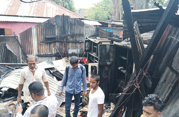 বরিশালে অগ্নিকাণ্ডে একটি বসতঘর পুড়ে ছাই