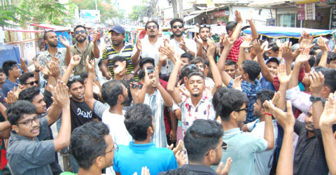 বিএম কলেজ শিক্ষক পরিষদ সম্পাদকের অপসারণের দাবিতে শিক্ষার্থীদের সড়ক অবরোধ