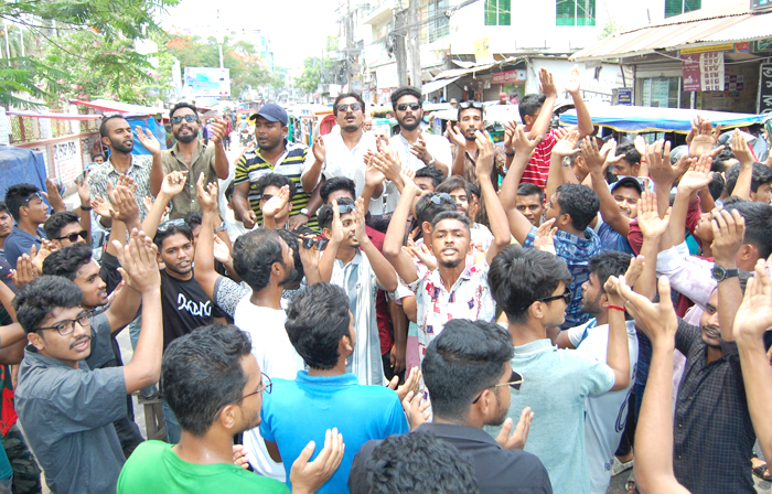 বিএম কলেজ শিক্ষক পরিষদ সম্পাদকের অপসারণের দাবিতে শিক্ষার্থীদের সড়ক অবরোধ