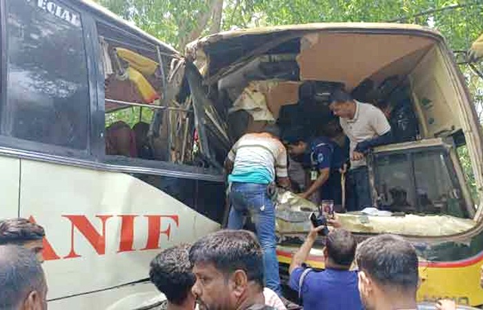 ঢাকা-বরিশাল মহাসড়কে যাত্রীবাহী দুই বাসের মুখোমুখি সংঘর্ষ, আহত ৩০