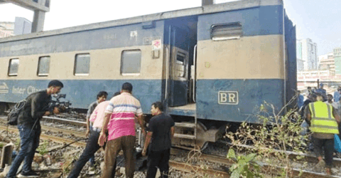 তেজগাঁওয়ে ঢাকা অভিমুখী যমুনা এক্সপ্রেসের বগি লাইনচ্যুত