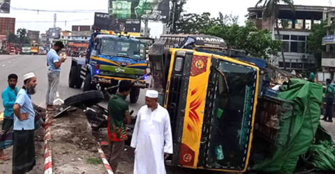 বরিশালে নিয়ন্ত্রণ হারিয়ে ডিভাইডারে ধাক্কা দিয়ে উল্টে গেল সবজিবোঝাই ট্রাক