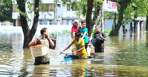 সিলেটে বাড়ছে পানিবন্দি মানুষের সংখ্যা, ছুটছেন আশ্রয়কেন্দ্রে