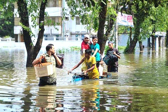 সিলেটে বাড়ছে পানিবন্দি মানুষের সংখ্যা, ছুটছেন আশ্রয়কেন্দ্রে