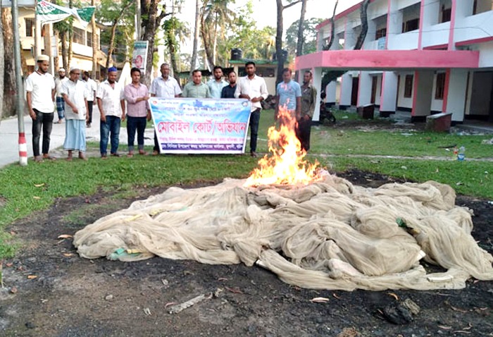 বরিশালের হিজলায় অবৈধ কারেন্ট জাল জব্দ, আটক ৪